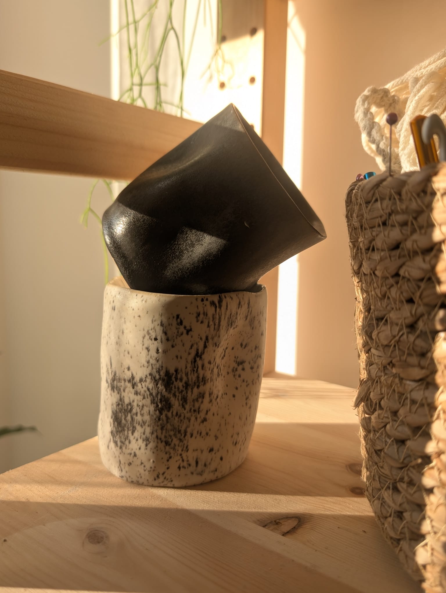 Czarka nakrapiany z matowym kubkiem